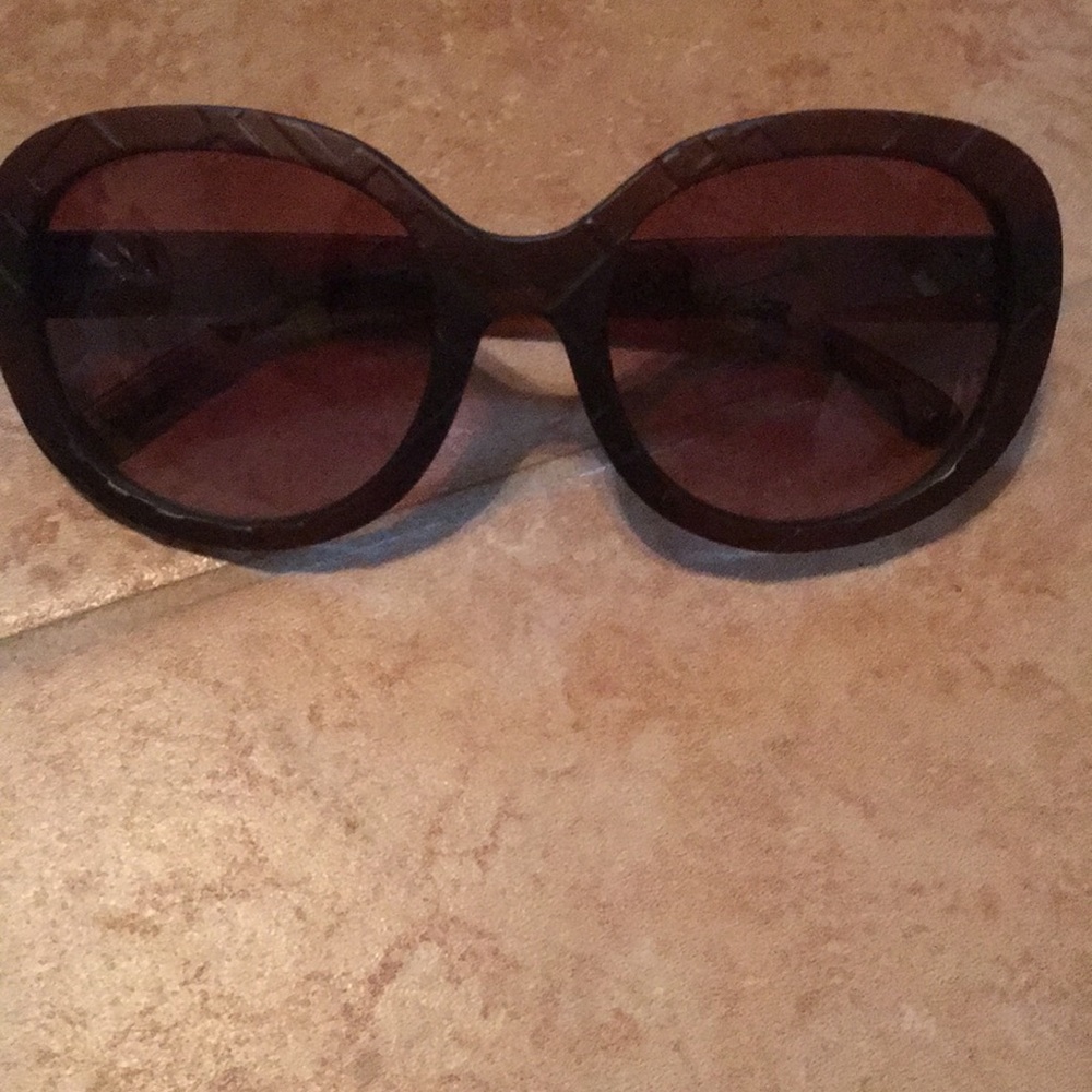 Burberry dark red sunglasses - Picture 3 of 13